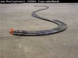 showyoursound.nl - Coupe outlaw&bandit - Coupe outlaw&bandit - signaal_kabels2.jpg - Zie hier:  22 meter DIETZ High-end Berlin cinchkabel. 8,5mm diameter, matrood. 